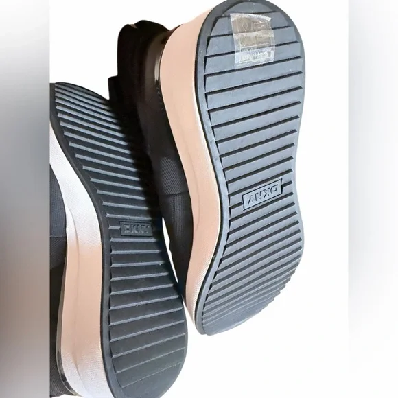 🌼🌟NWOT DKNY Women's Black and White Winter Boots - Picture 10 of 12